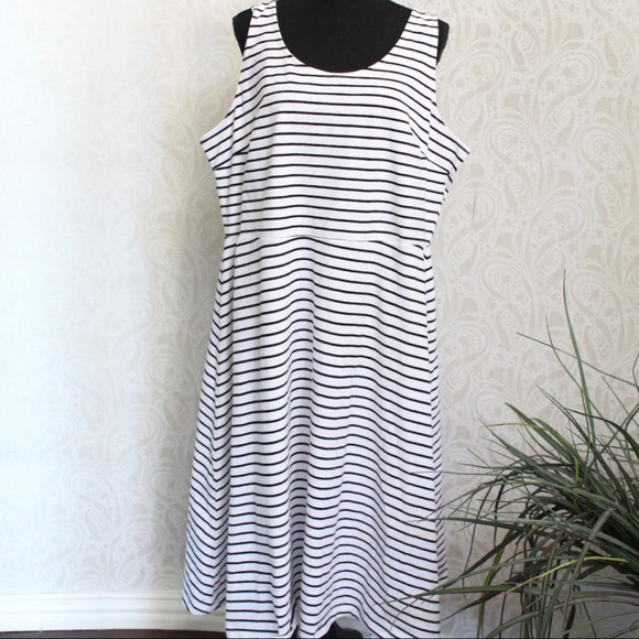 Old Navy Dresses & Skirts - Old Navy white striped summer maxi dress
